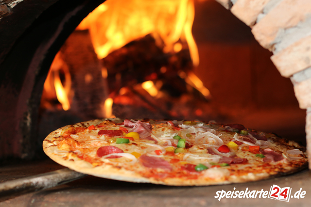 Genießen Sie feinste italiensche Pizza direkt aus dem Holzbackhofen.
