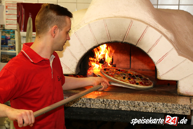 Unsere Pizzen werden im Steinbackhofen gebacken.