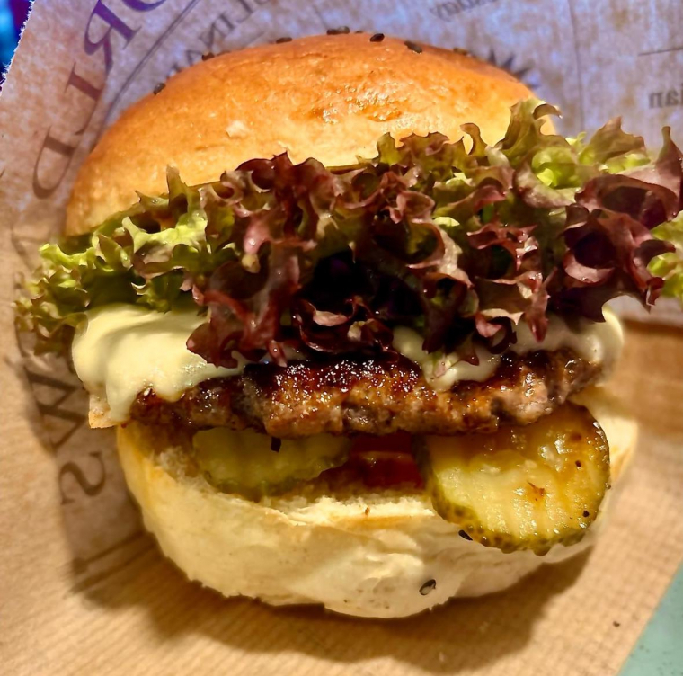Neu: Burger „ Clasico“ mit Röstzwiebeln und Burger - Gurken im Brioche - Bun vom Sauerteigbäcker