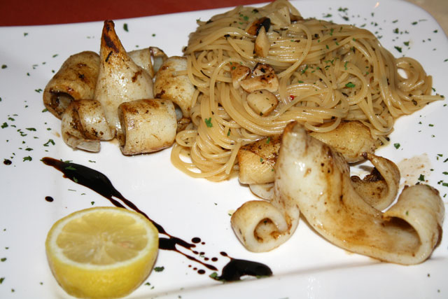 Gegrillte Calamaris an Spaghetti Aglia Olio