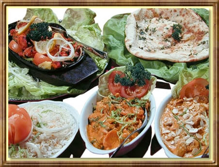 Speisen
Gewürze, einfallsreich angewendet, sind das hervorstechende Merkmal indischer und pakistanischer Kochkunst - subtile, süße, scharfe, milde und salzige-, für jeden Geschmack etwas. 